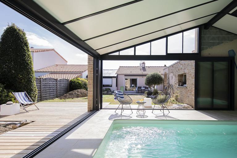 Terrasse et véranda donnant sur la piscine