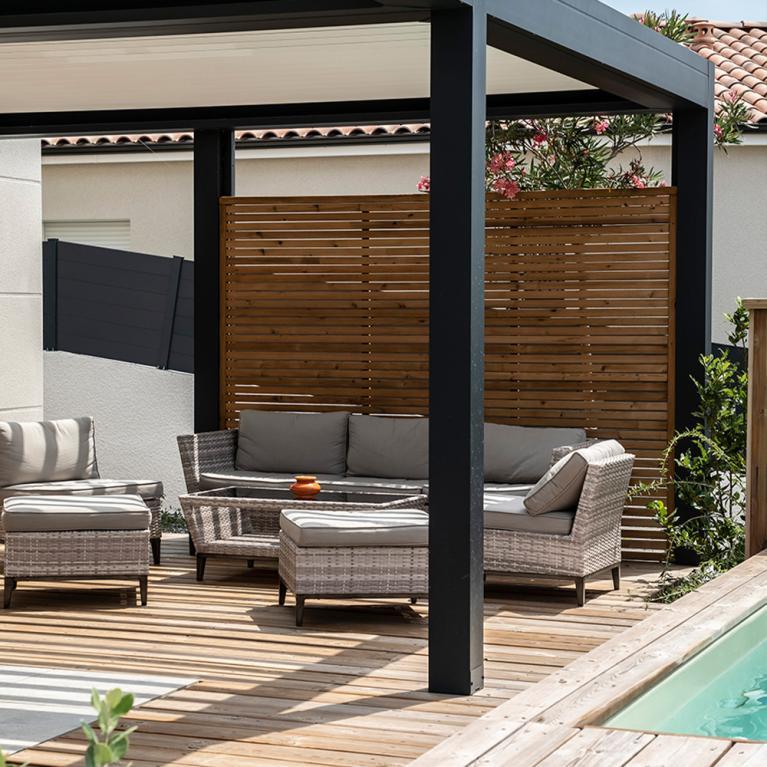 Installer une pergola blanche sur une terrasse en bois