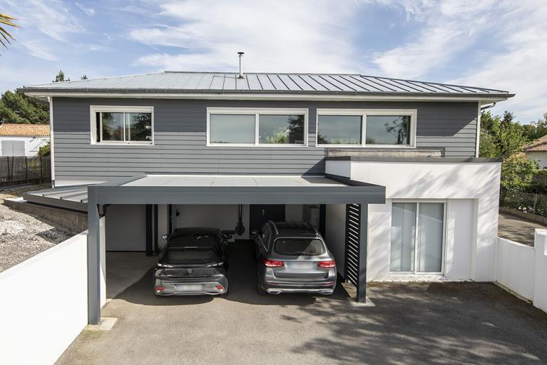 Carport double adossé à Frontenas, avec liaison auvent à bandeau plat