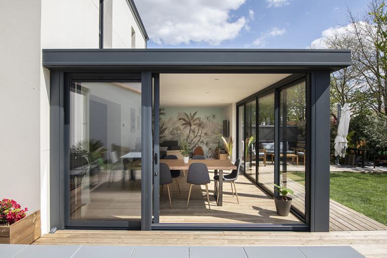Extension de maison en aluminium : Toit plat et sur mesure avec la véranda  Loft - AKENA