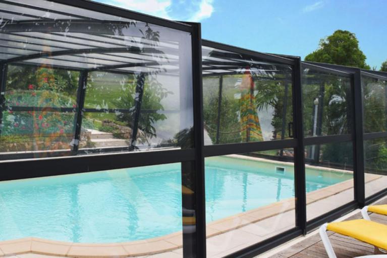 Abri de piscine haut R-Design vue d'extérieur