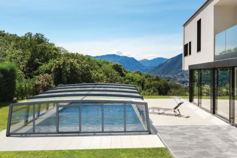 Abri de piscine mi-haut R-Design vue paysage