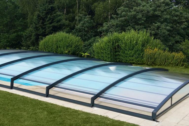 abri de piscine bas néo XXL fermé sur la piscine