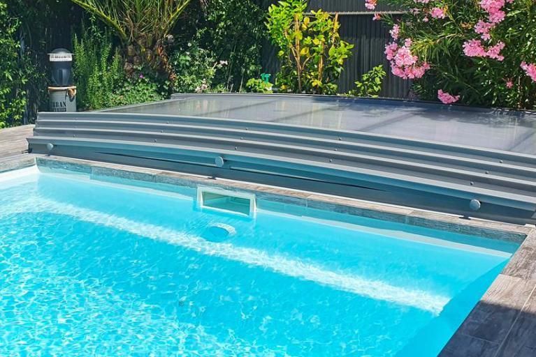 abri de piscine néosmart moderne et design