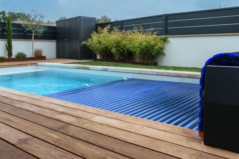 Peut-on installer une piscine noire ? - Internet Piscine