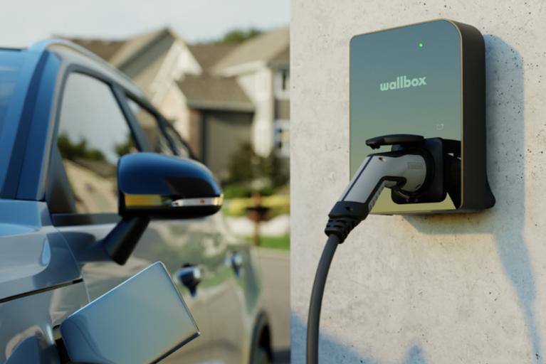 carport solaire Akena pour produire de l'électricité et recharger sa voiture