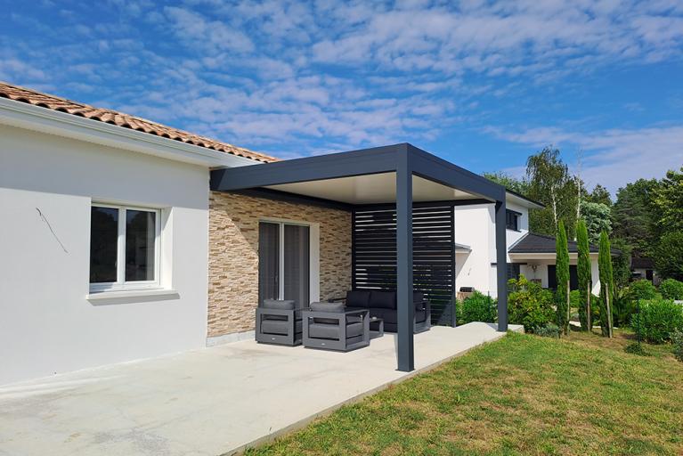 Pergola à toit plat Akena avec salon détente pour l'été